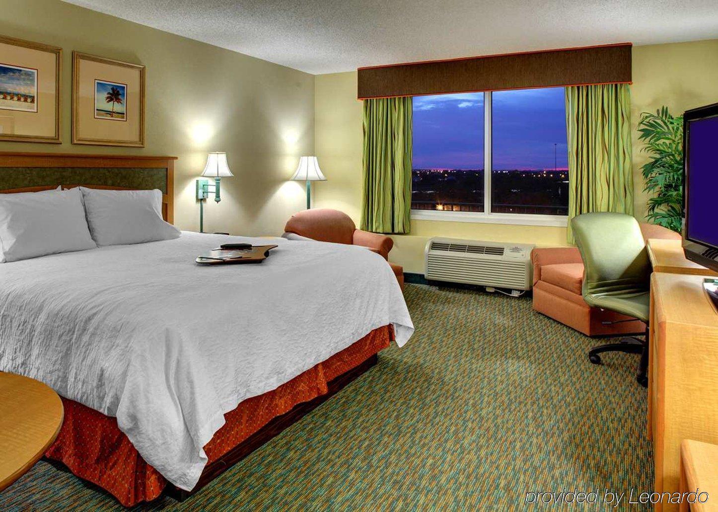 Hampton Inn Пемброк-Пайнс Экстерьер фото